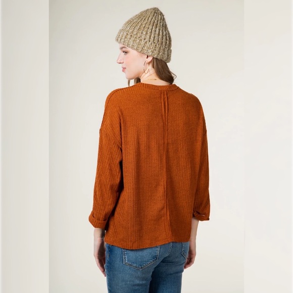 High-low side slit top - Picture 4 of 4